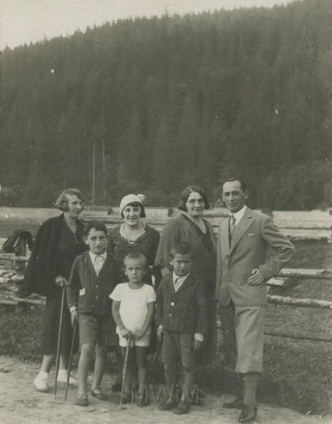 KKE 5356.jpg - Fot. Rodzinne. Rodzina Lorek. Od lewej stoją: pierwsza Józefa Lorek (z domu Mrygłodowicz) z synem Jurkiem Lorek i znajomymi, H.., lipiec 1932 r.